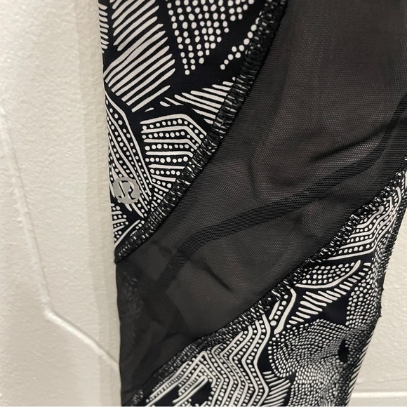 Lululemon Goal Crusher 7/8 Tight in Dottie Tribe White Black / Black - Picture 9 of 16